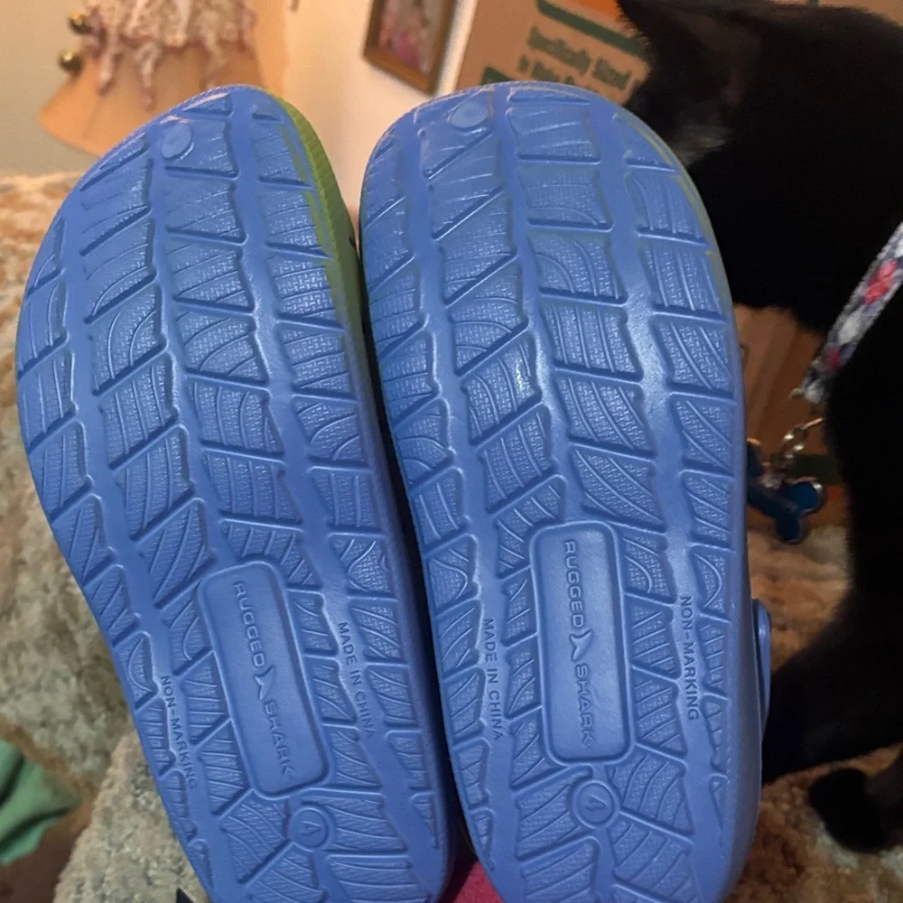 Vibrant Blue and Green Kids Slippers - Picture 3 of 4